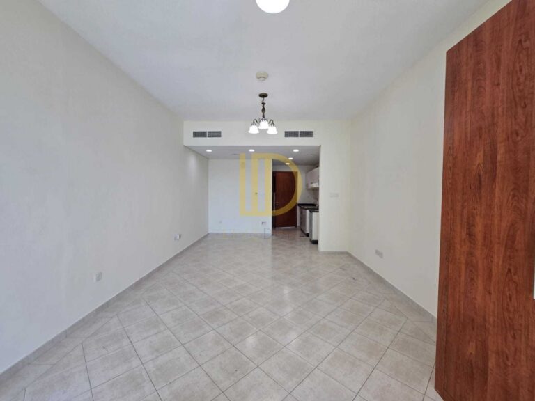 Large Studio | Vacant | No Parking | 12 Cheque Options