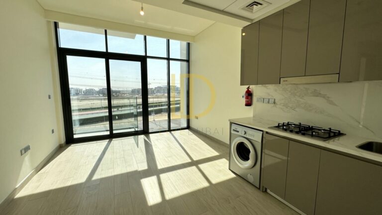 Vacant – Pool View – Kitchen Equipped – Balcony