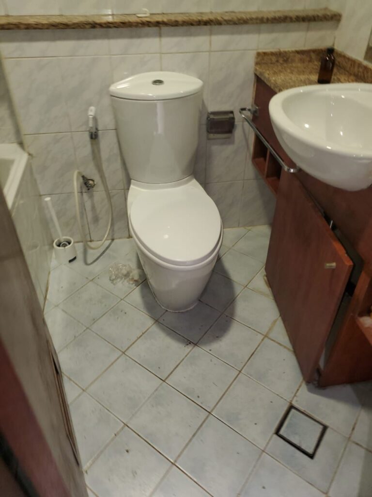 Bathroom before the renovation, Lake View Tower, JLT