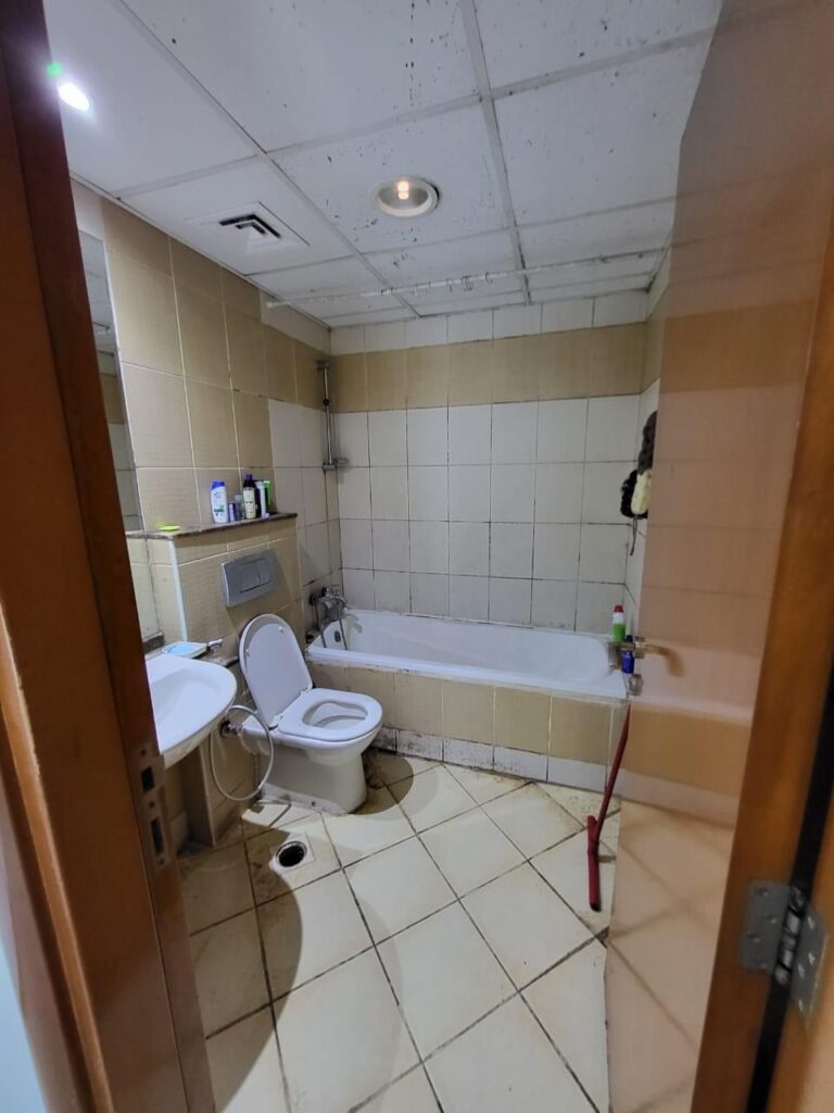 Bathroom before the renovation, Marina Diamond, Dubai Marina