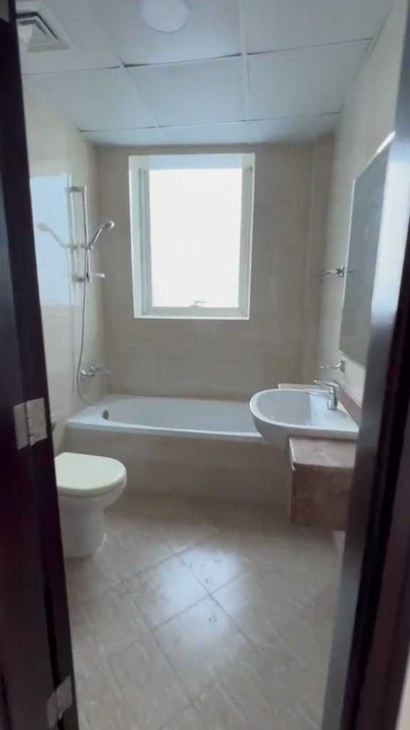 Bathroom before the renovation, Preatoni Tower, JLT